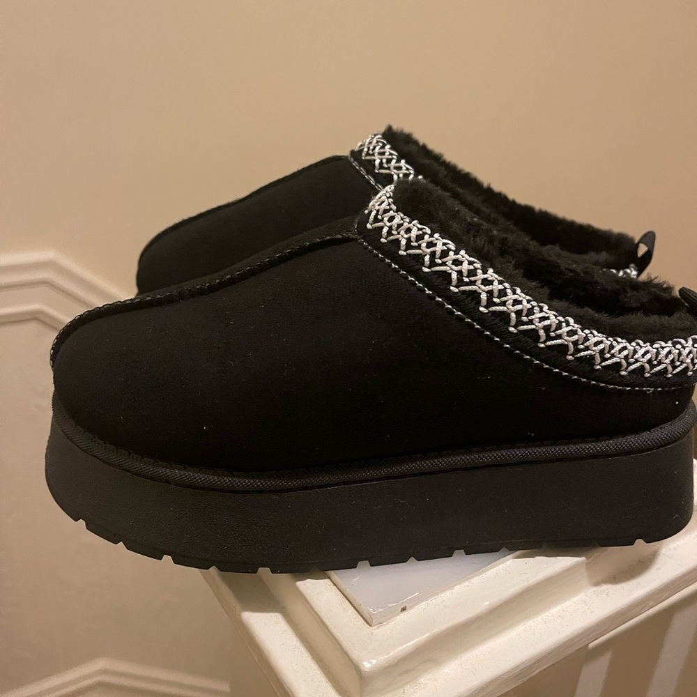 Brand new Black wedge slippers-Size 37 or 7 - Very comfortable and warm
